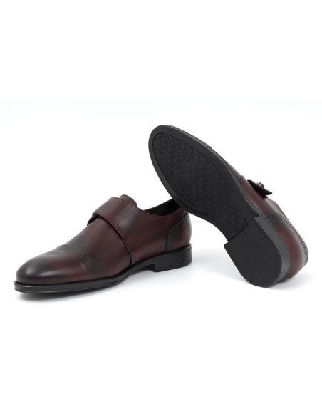 Zapato con hebilla de piel con dos  hebillas color burdeos