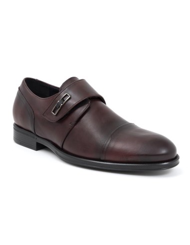 Zapato con hebilla de piel con dos  hebillas color burdeos