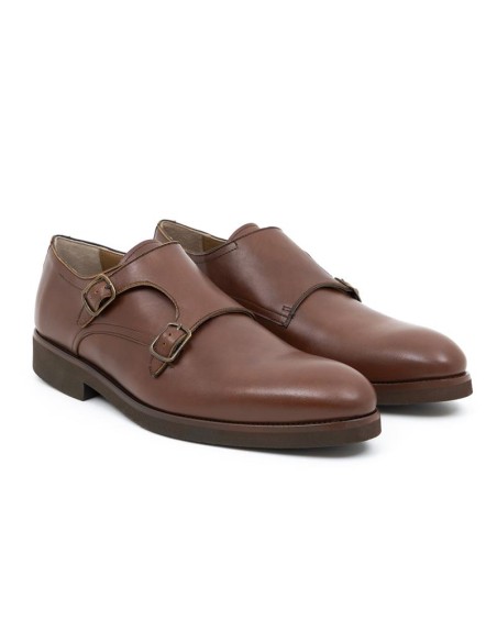 Zapato con hebilla de piel con dos  hebillas color cuero