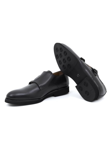 Zapato con hebilla de piel con dos  hebillas color negro