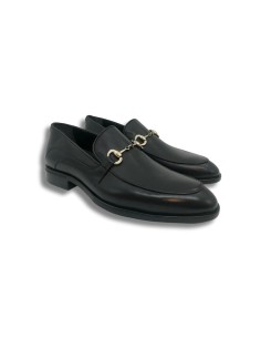 Mocasín de piel con hebilla color negro