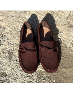 Mocasín de ante con lazo color marrón