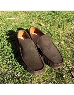 Mocasín de ante cosido artesano color marrón
