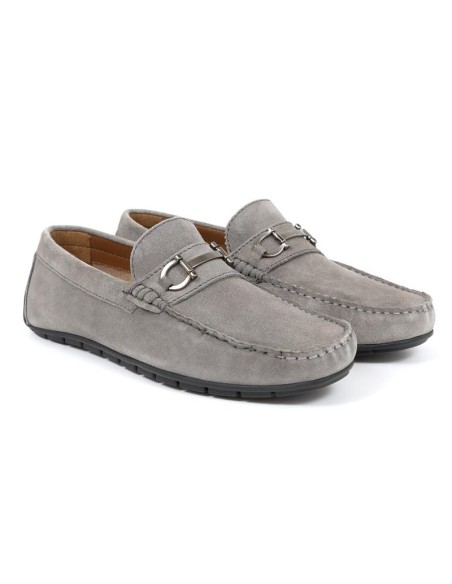 Mocasín de ante con aplique metálico color gris