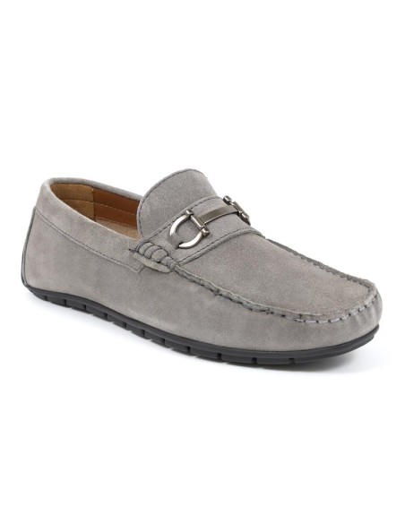 Mocasín de ante con aplique metálico color gris