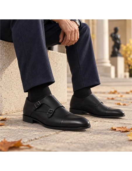 Zapato con hebilla de piel con dos  hebillas color negro