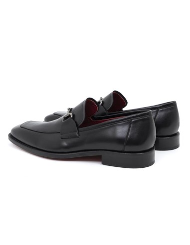 Mocasín de piel con hebilla color negro