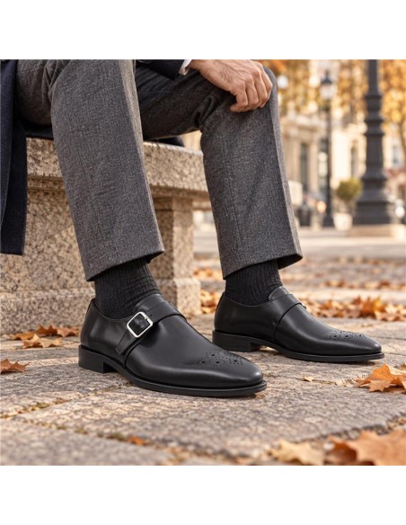 Zapato con hebilla de piel liso color negro