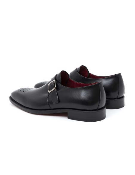 Zapato con hebilla de piel liso color negro