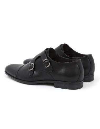 Zapato con hebilla de piel con dos  hebillas color negro