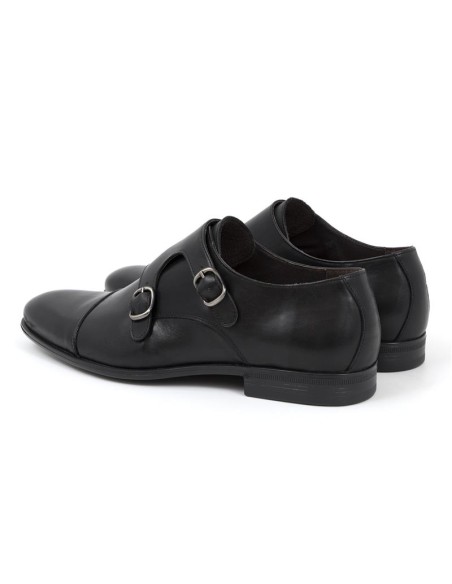 Zapato con hebilla de piel con dos  hebillas color negro