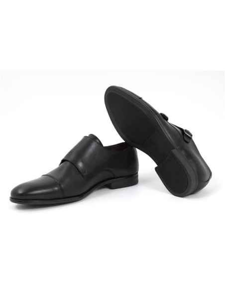 Zapato con hebilla de piel con dos  hebillas color negro