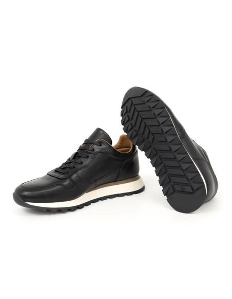 Deportivo de piel liso color negro