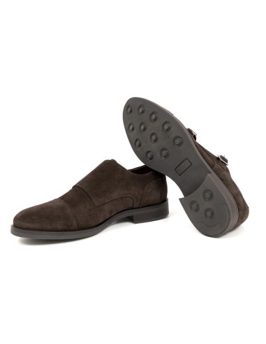 Zapato con hebilla de ante con dos  hebillas color marrón