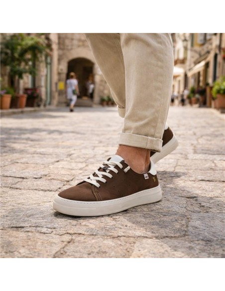 Sneakers de nobuck liso color marrón