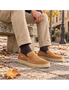 Mocasín de ante con costura color camel