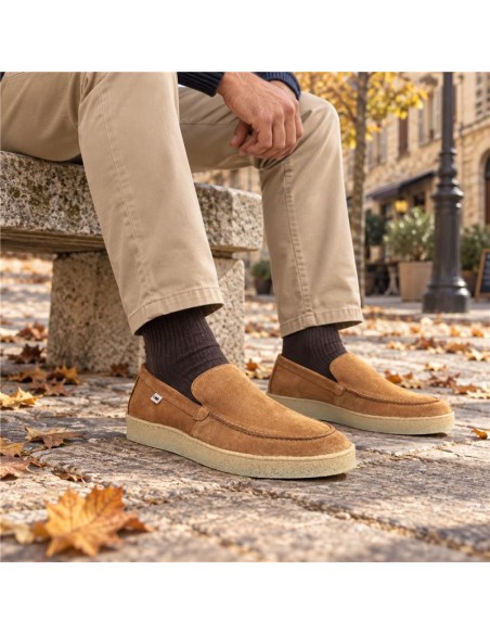 Mocasín de ante con costura color camel