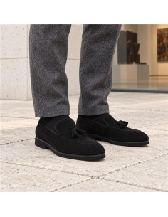 Mocasín de ante con borlas color negro