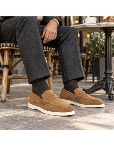 Mocasín de ante con costura color camel