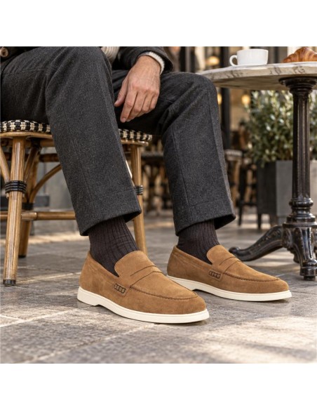Mocasín de ante con costura color camel