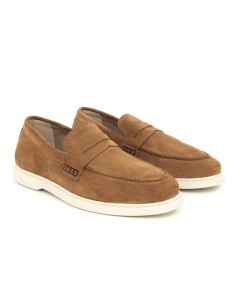 Mocasín de ante con costura color camel 2