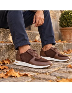 Deportivo de piel liso color marrón