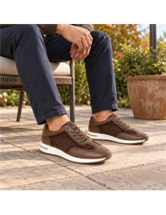 Deportivo de piel liso color marrón