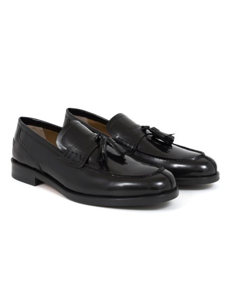 Mocasín de piel con borlas color negro