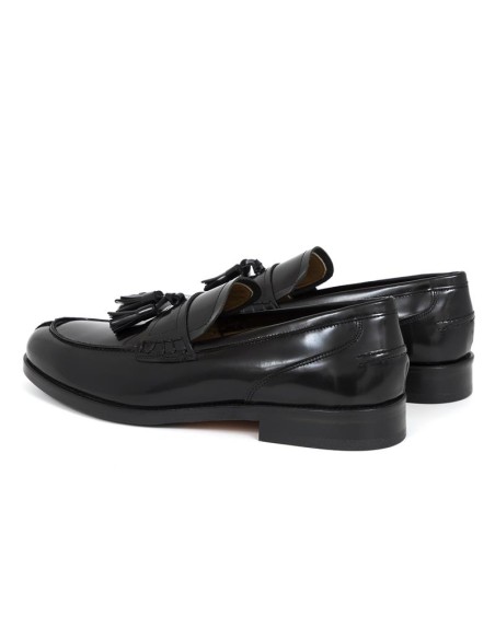 Mocasín de piel con borlas color negro