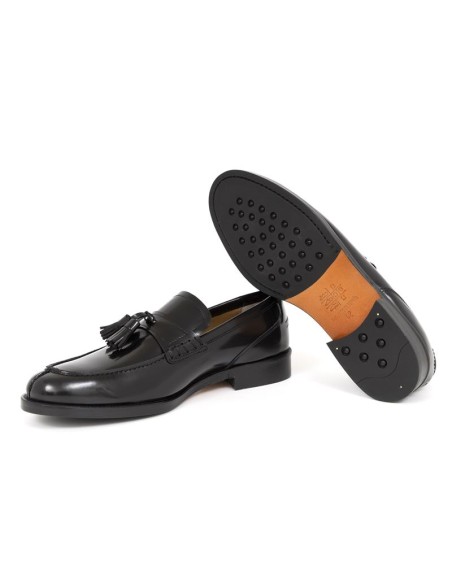 Mocasín de piel con borlas color negro