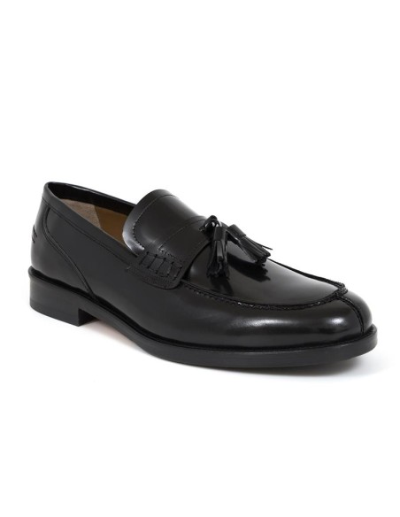Mocasín de piel con borlas color negro