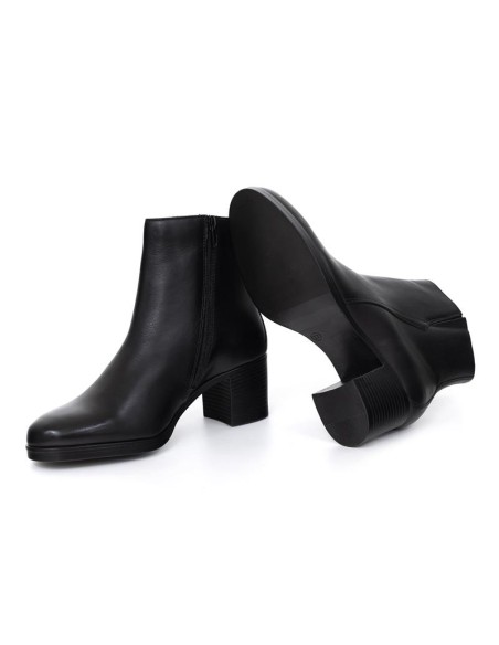 Botines de mujer de piel acabado a mano color negro