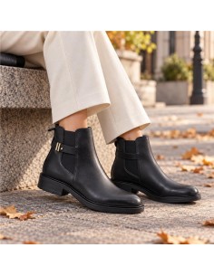 Botines de mujer de piel con aplique metálico color negro