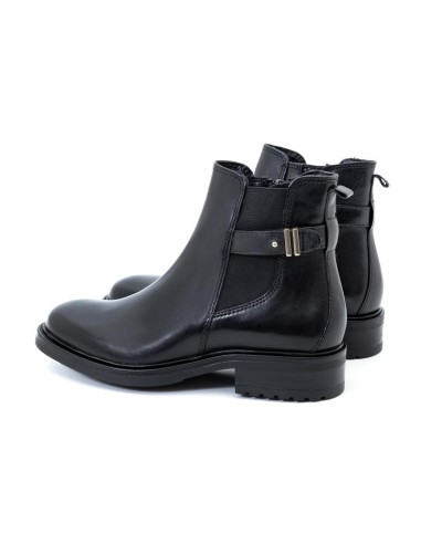 Botines de mujer de piel con aplique metálico color negro