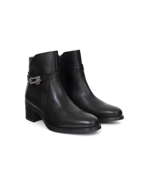 Botines de mujer de piel con aplique metálico color negro