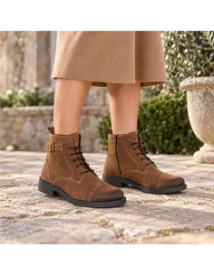 Botines de mujer de ante con hebilla color cuero