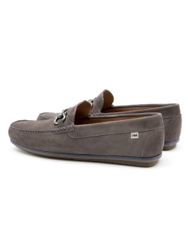 Mocasín de ante con aplique metálico color gris