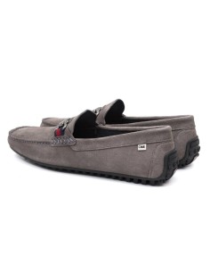Mocasín de ante con hebilla color gris 2