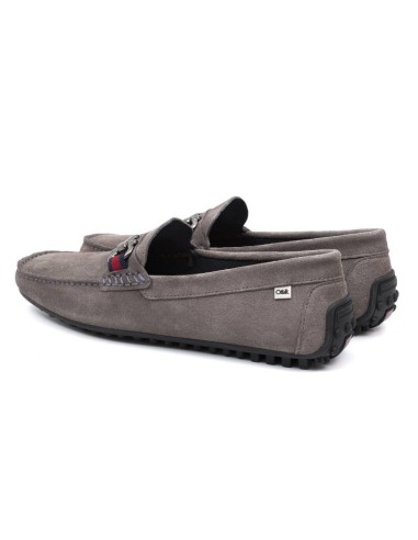 Mocasín de ante con hebilla color gris
