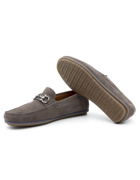 Mocasín de ante con aplique metálico color gris